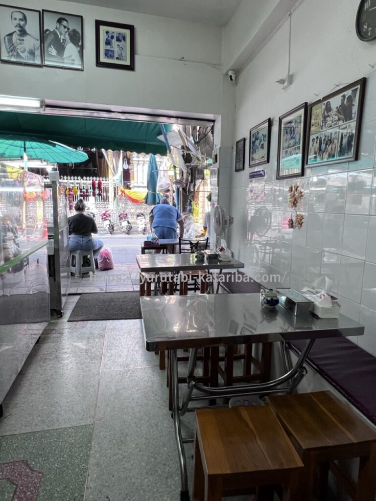タイのローカルレストラン,クルア アロイ アロイの店内