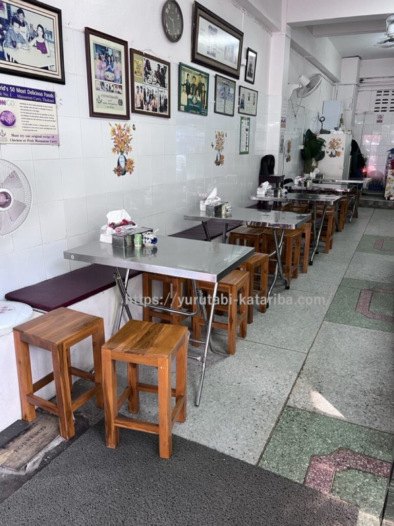 タイのローカルレストラン,クルア アロイ アロイの店内