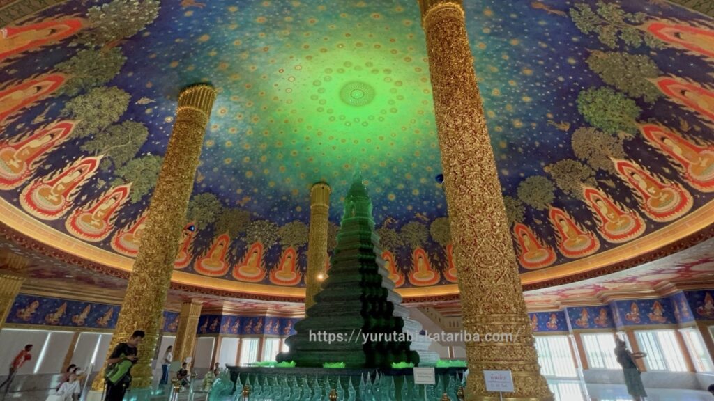 ワットパクナムの天井画と仏塔
