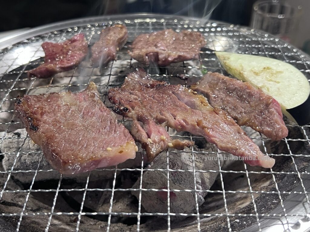 お肉が焼けて美味しそうです。