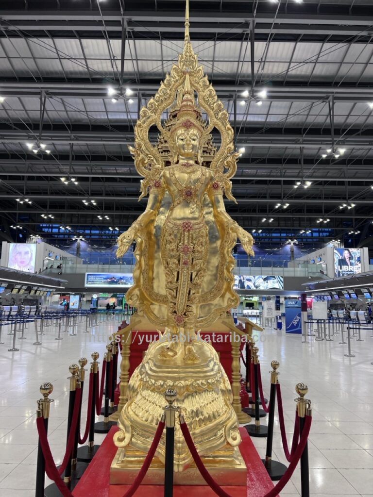 これは出発ロビーにある仏像です。タイに行った際には有線レーンを使って入国ができました。